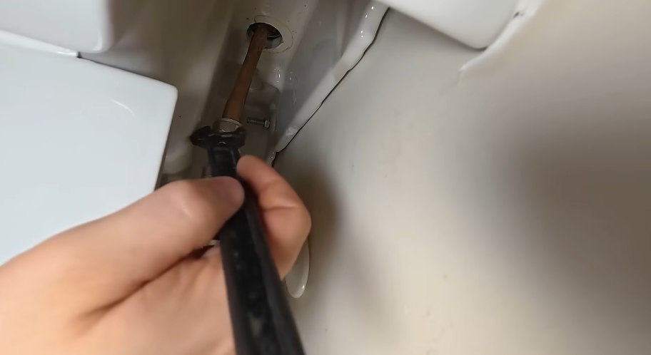 Fitting the supply connection at the base of a toilet